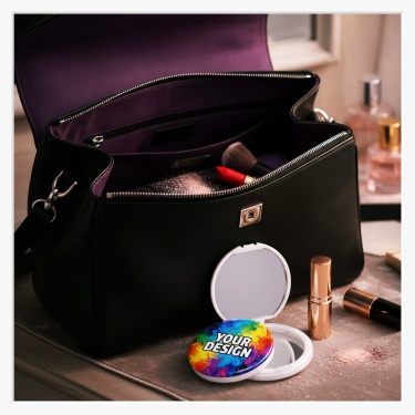 65mm Klappspiegel aufgeklappt vor einer Handtasche